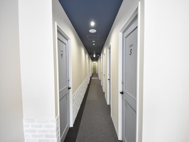 その他_廊下。ホテルのような構造のオフィスで各個室のプライバシーも確保しています。