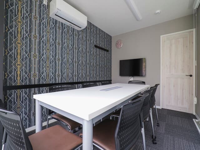 共用部_会議室。予約制会議室も無料で利用することが出来ます。