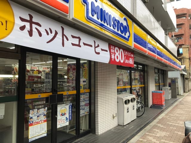 周辺のコンビニ_徒歩1分ほどのところに、ミニストップ入谷2丁目店があります。