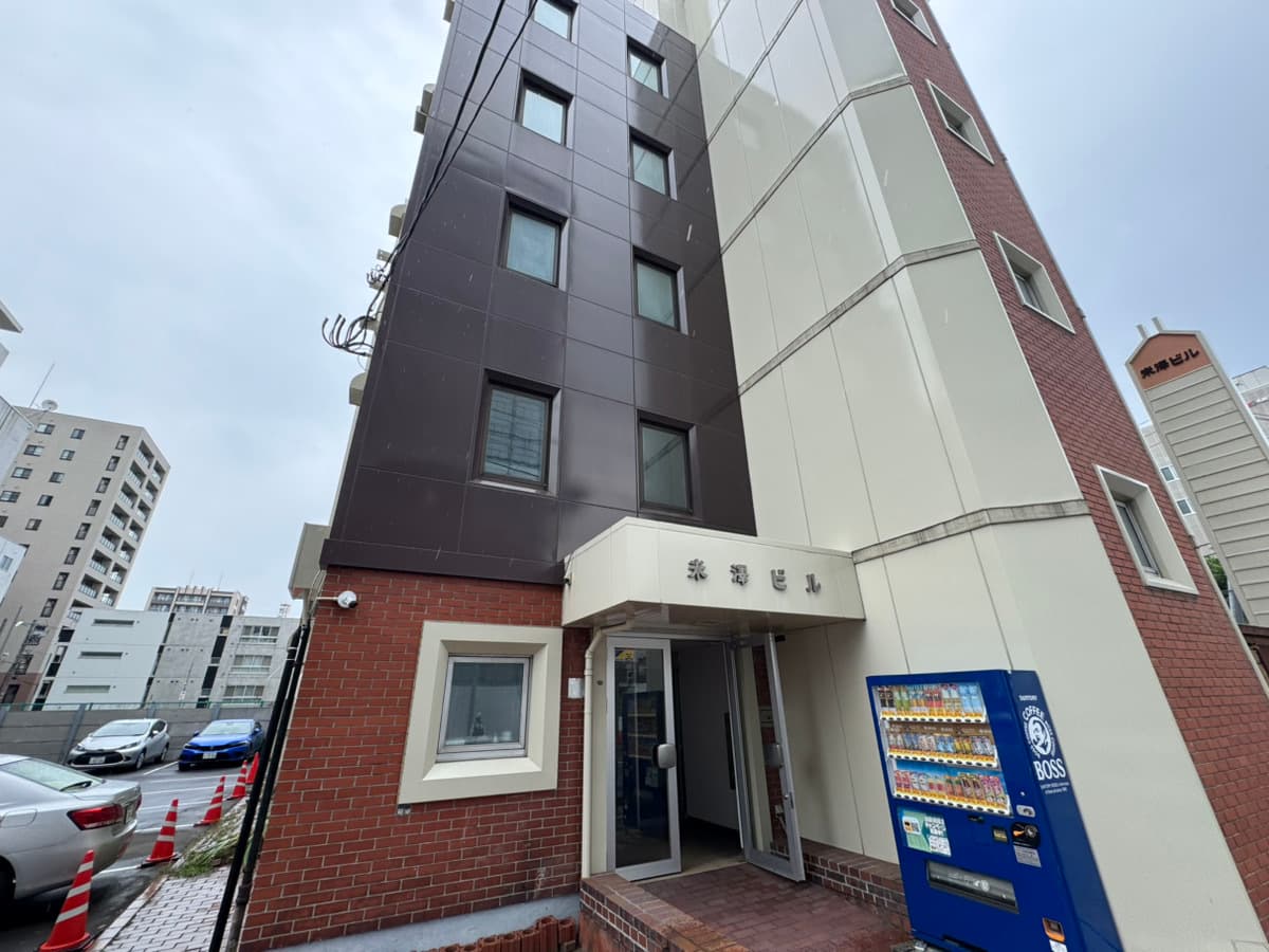 外観_バスセンター前駅から徒歩2分に位置しています。