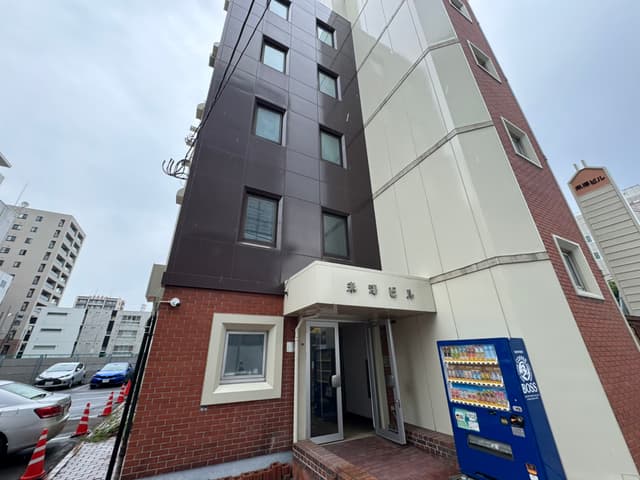 外観_バスセンター前駅から徒歩2分に位置しています。