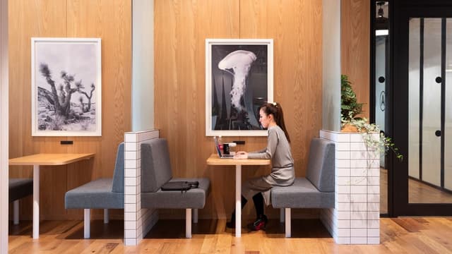 会議ブース_少人数でのちょっとした打ち合わせ等にもご利用いただけます。©wework