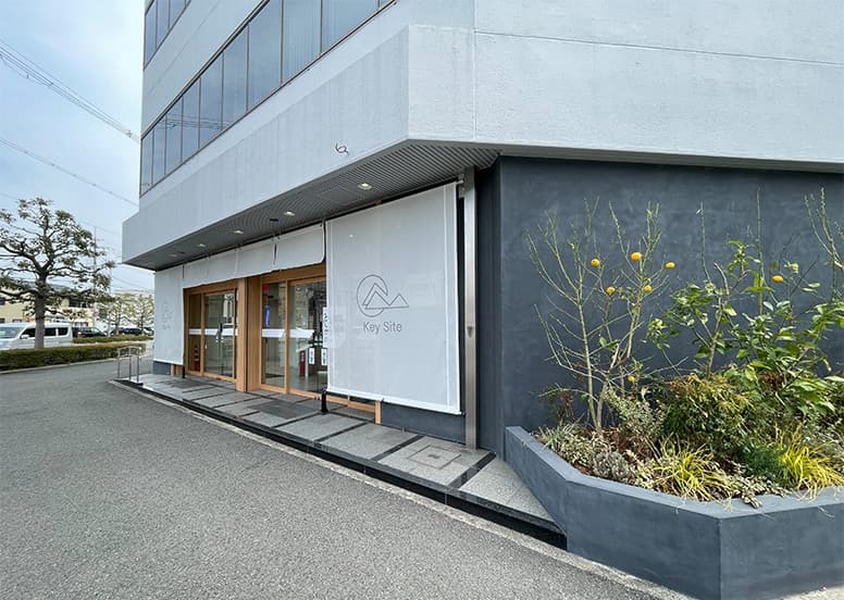 外観_エントランス。和歌山駅より徒歩8分の場所にあります。