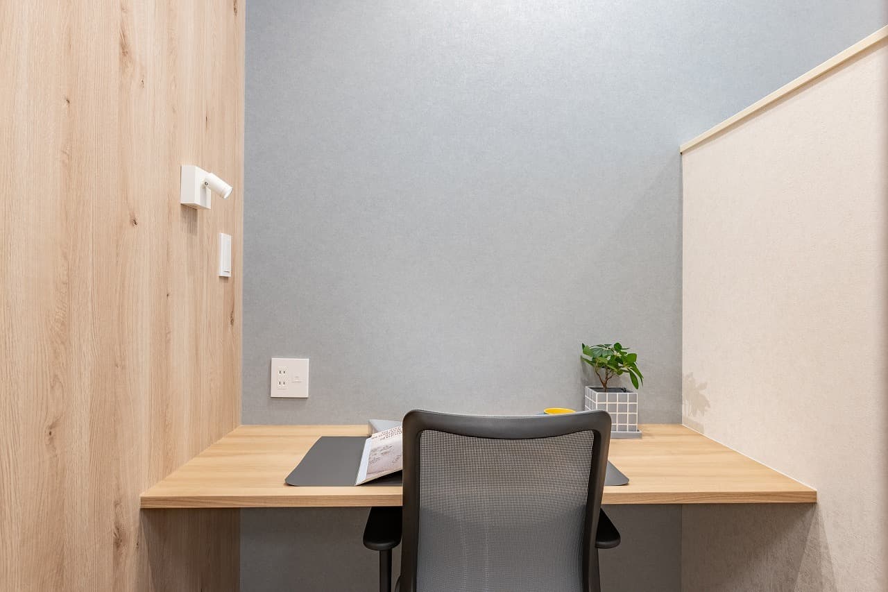 専有部_ブース席。半個室タイプのお部屋です。©bizcomfort