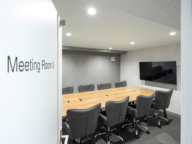 共用部_会議室。6名用・8名用の会議室が有料で利用できます。