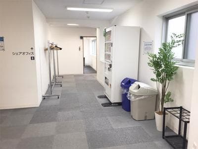 共用部_廊下。オフィス内には自販機があります。©kasegroup
