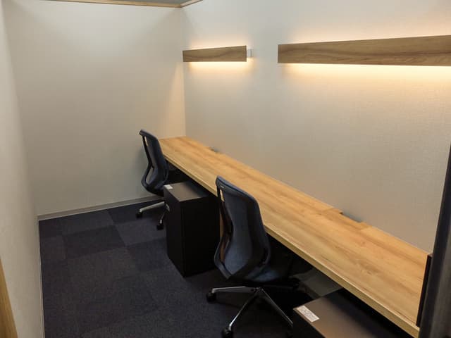 個室_セミプライべートオフィス。1~2名様までご利用いただける半個室タイプのお部屋です。