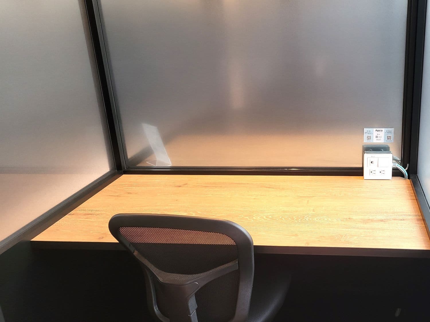 専有部_1名個室。個室は家具付き・Wi-Fiや電源完備のため、すぐにオフィスワークを開始できます。