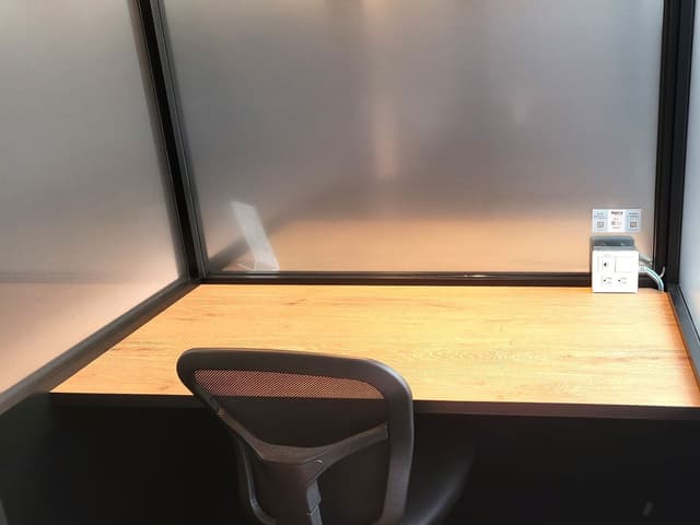専有部_1名個室。個室は家具付き・Wi-Fiや電源完備のため、すぐにオフィスワークを開始できます。