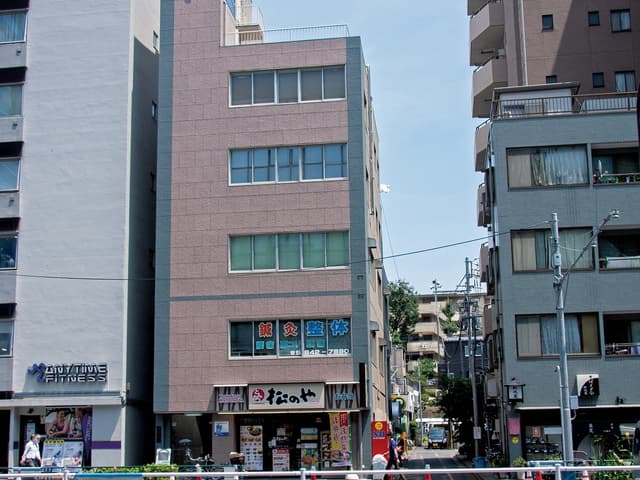 外観_オフィスは春日駅から徒歩3分に位置しています。
