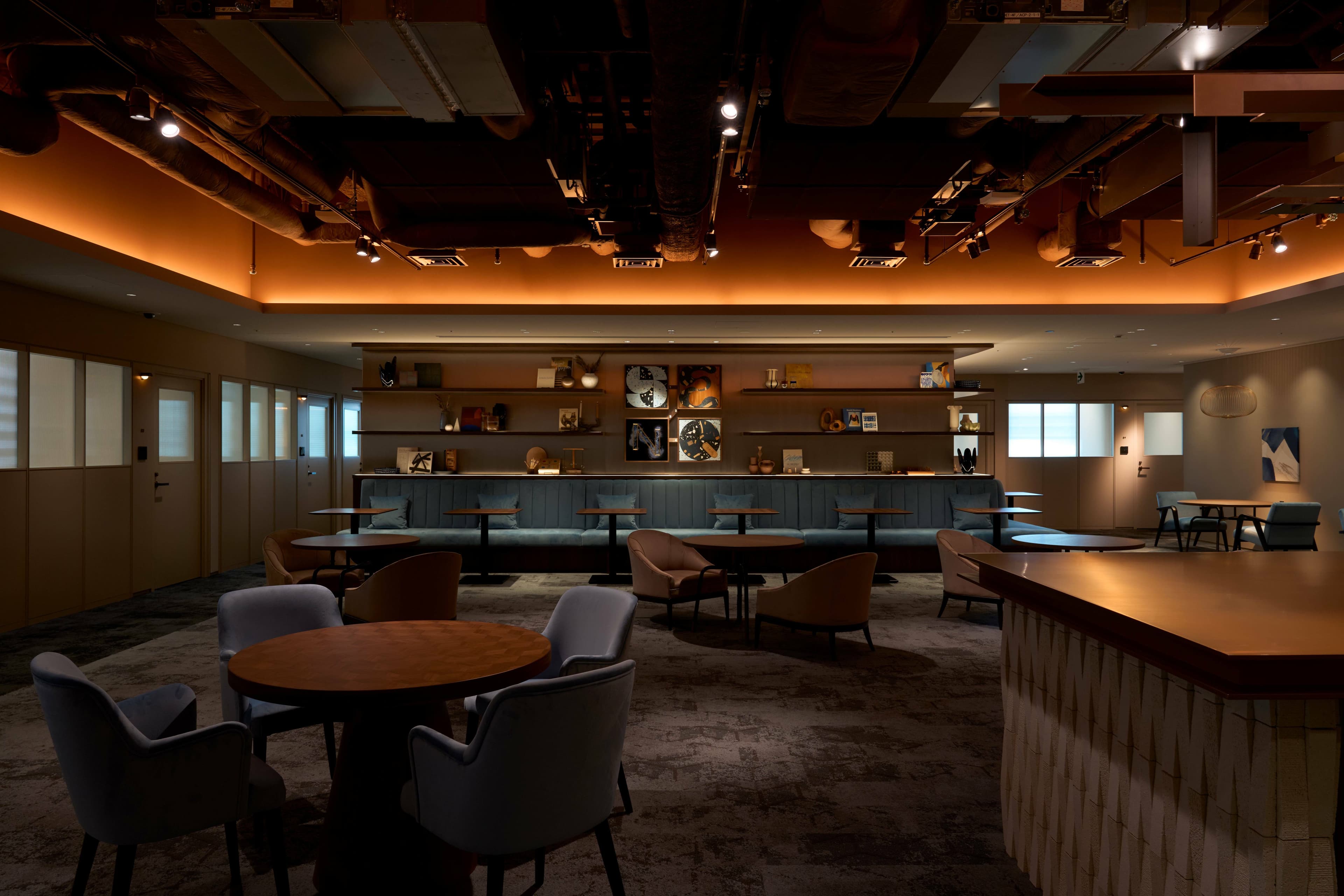 共用部_ラウンジ。自由な席で作業ができます。ミーティングや作業はもちろん、来客対応も行うことができます。