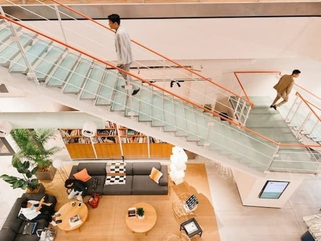 共用部_コミュニティエリア。グループワークや個人での作業、休憩など、様々な用途で活用できるフリースペースです。※イメージ画像 ©WeWork
