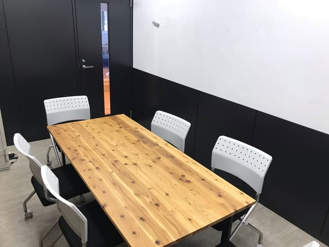 会議室_商談や軽いミーティングなどにご利用ください