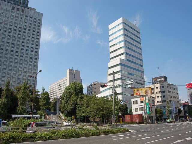 外観_高層のビルにある施設で、視認性にも優れています。