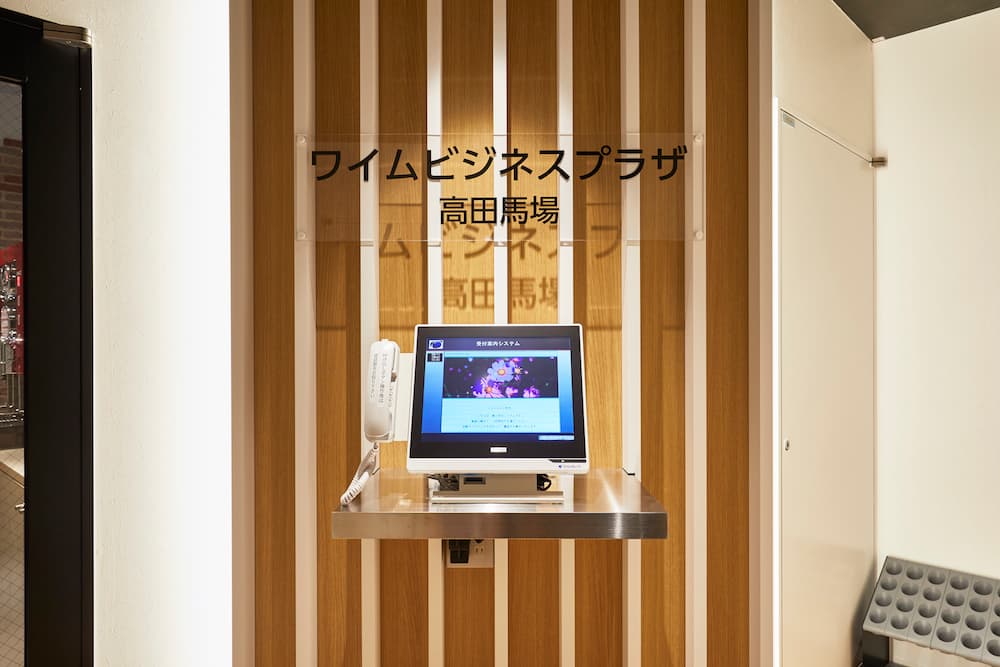 受付機_5階エントランスには来客用の受付器がご用意されています