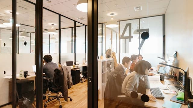 個室__プライベートデスクです。全てのフロアで内装と家具の設置が完了しているため、すぐに業務に移ることが出来ます。©WeWork