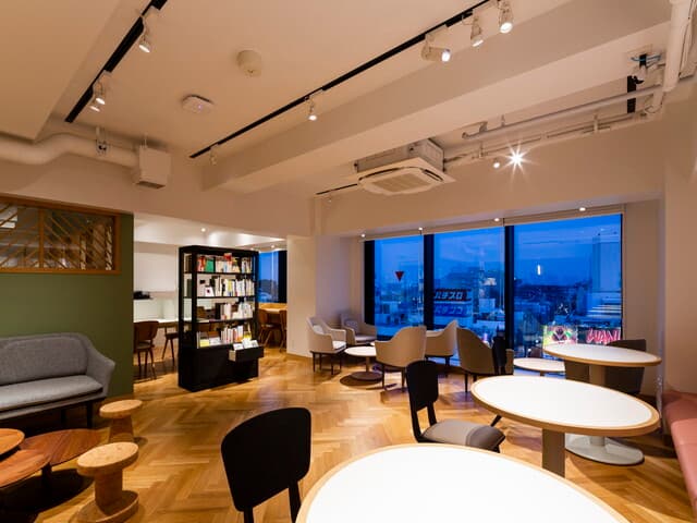 共用部_ワークラウンジ。ラウンジでは、セレクトされた書籍を読むことも出来ます。