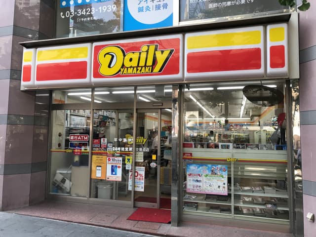周辺のコンビニ_オフィスの入口から歩いて10秒!何かあっても困りません。