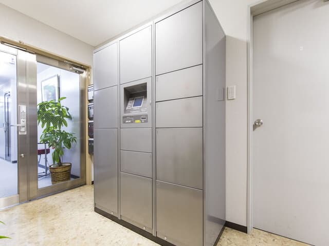 設備_宅配ロッカー。荷物到着の知らせをパソコンや携帯に通知してくれる機能が利用できます。