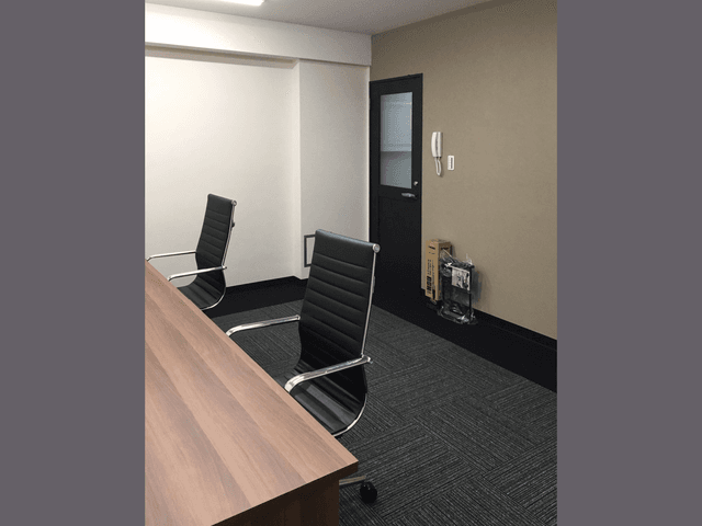 専有部_個室。デスク・椅子・棚が完備されています。