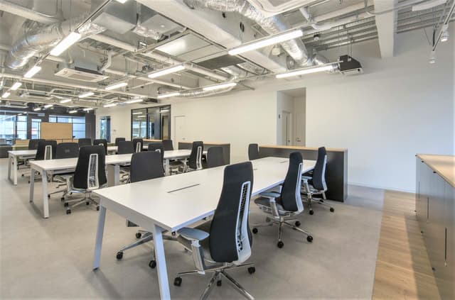 個室_5Fワークスペース。集中して仕事に取り組めるような上質な空間です。