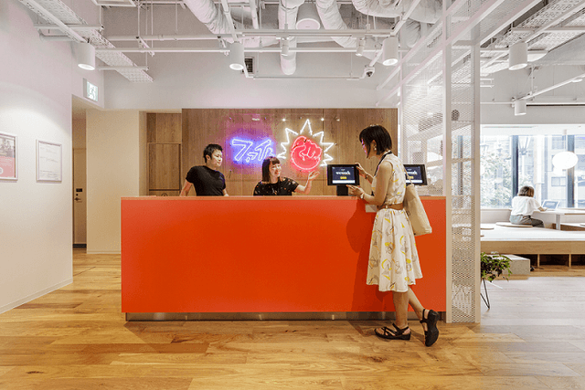 外観_受付。営業時間内はスタッフが常駐しています。©WeWork ※写真はイメージです。