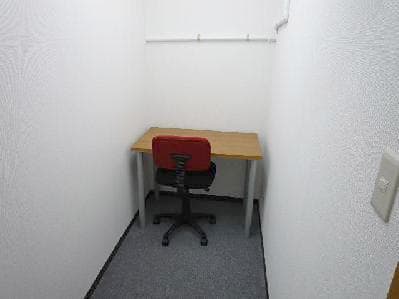 個室_23号室です。机と椅子が備え付けられているため、初期費用を抑えることができます。