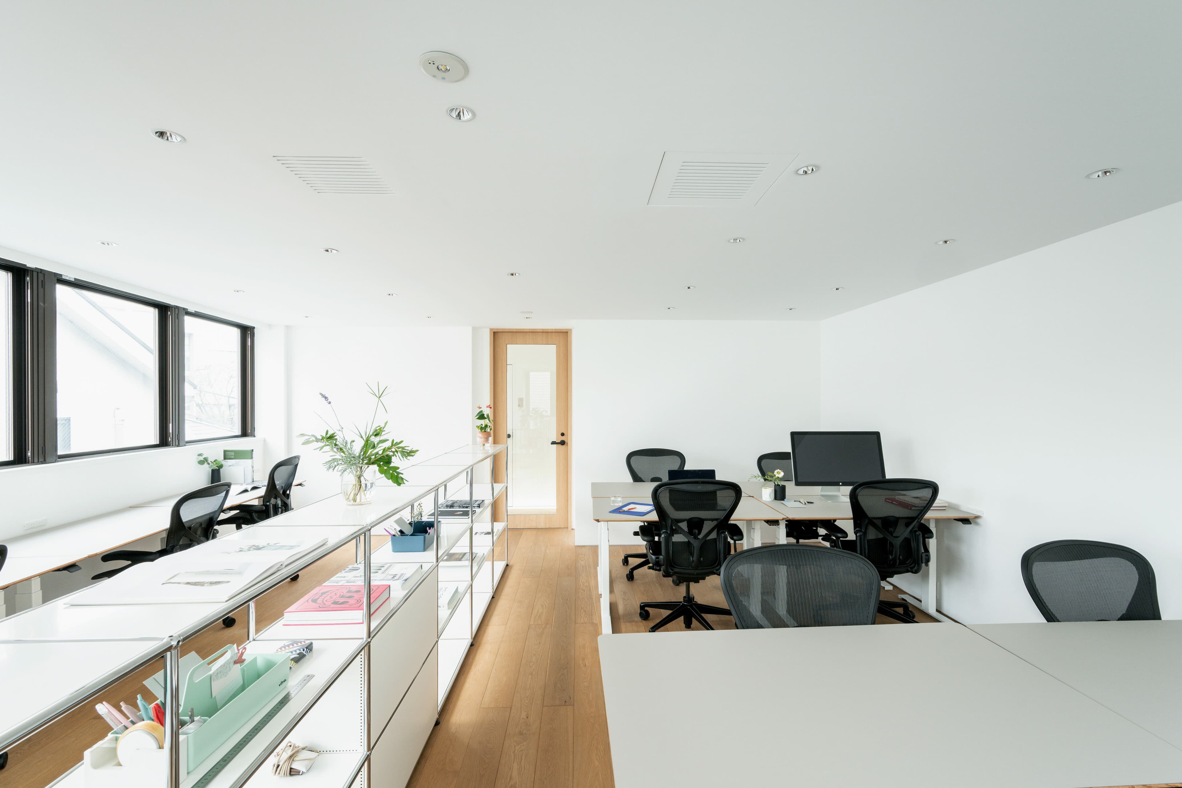 床材は天然のオーク材、床暖房完備、デスサイドに電源+有線LANポート設置