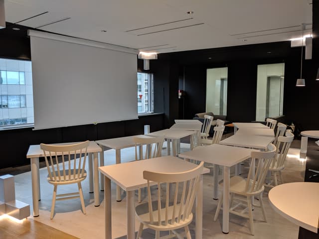 設備_共用エリアはスクリーンも設備、イベントスペースやセミナーなどにも良さそうです
