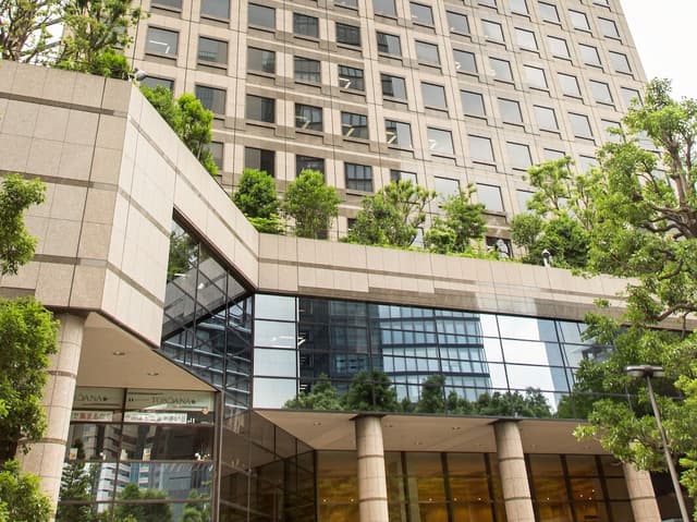 外観_ 神谷町駅から徒歩3分の好立地です。©WeWork