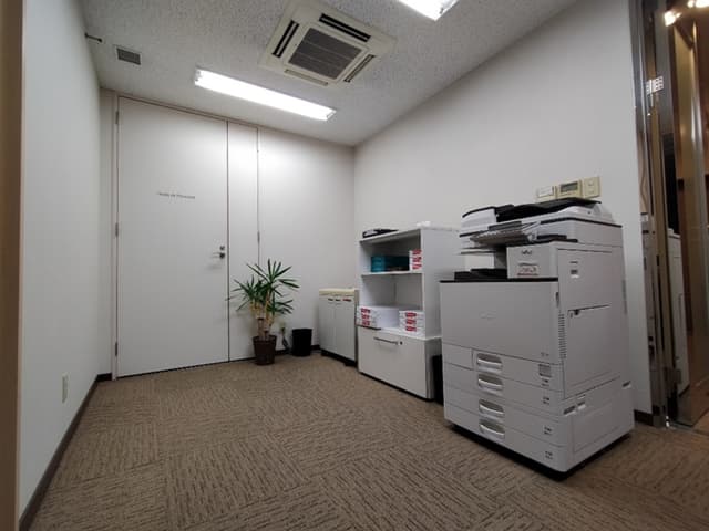 設備_OA複合機。有料で、コピー、FAX、プリンター、スキャナー機能を利用できます。