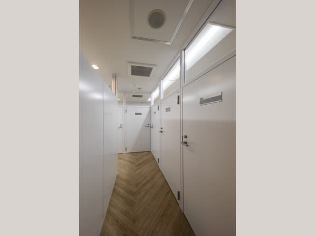 共用部_廊下。1名用の個室オフィスが並びます。各室とも施錠可能なプライベート空間です。