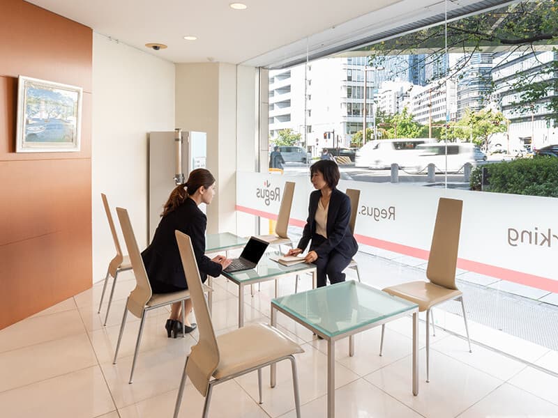 共用部_ラウンジ。開放的な設計がされたラウンジで打ち合わせが出来ます。©Regus