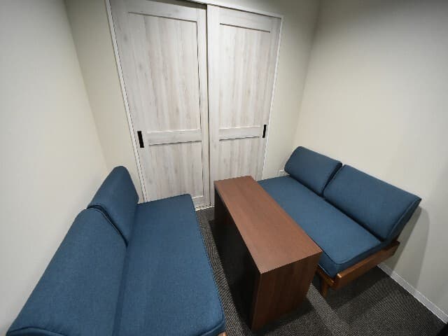 共用部_応接間。施設に入って正面の場所にあり、ここでお客様の対応が可能です。