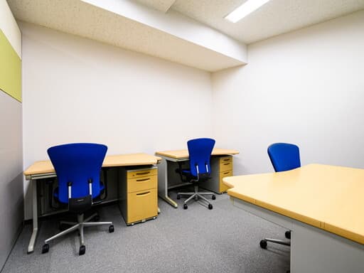 個室_個室では、有線のネット回線の利用が可能です。