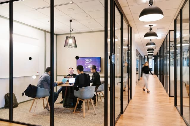 共用部_会議室。社内mtgや来客対応など様々な用途に活用できます。©WeWork※画像はイメージです。