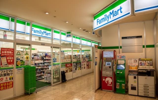 近隣のコンビニ_ファミリーマート 新宿ワシントンホテル店(直結)