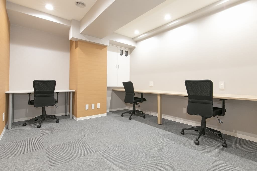 個室_机、椅子サイドデスクなどの家具が備え付けです©Regus
