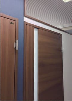 個室_天井が少し空いている半個室タイプ