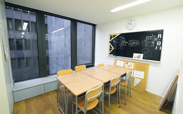 無料会議室1__学校の教室風の遊び心あるミーティングスペースです。