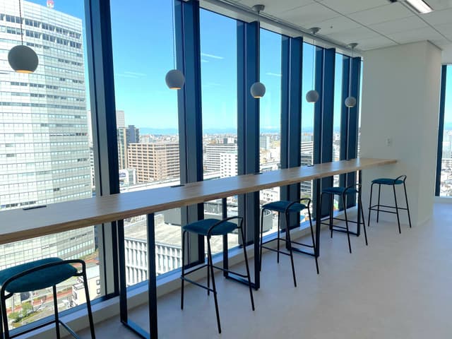 その他_ビル共用部ラウンジでランチOK