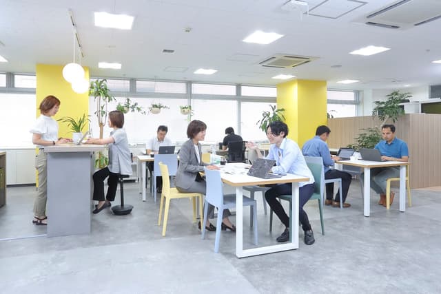 共用部_ラウンジ。Wi-Fi、コンセントの利用が可能です。