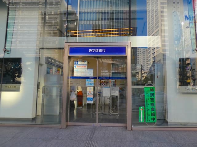 近隣の銀行_みずほ銀行外苑前支店(徒歩1分)