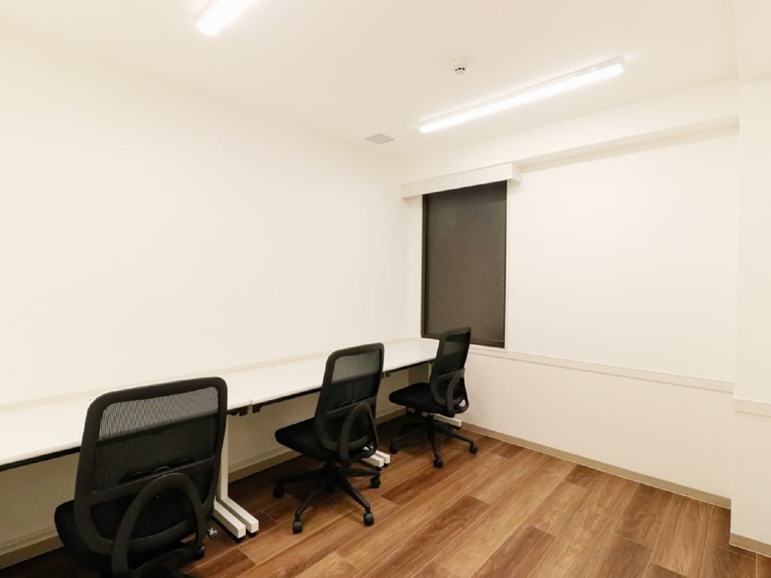 個室_レンタルオフィス会員様は、他拠点のワークラウンジも利用可能です。