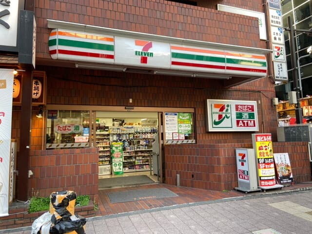 近隣のコンビニ_セブンイレブン 新橋2丁目店 (徒歩2分)
