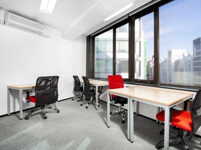 個室_窓から自然光の入る開放的な空間で快適に仕事をしていただけます。