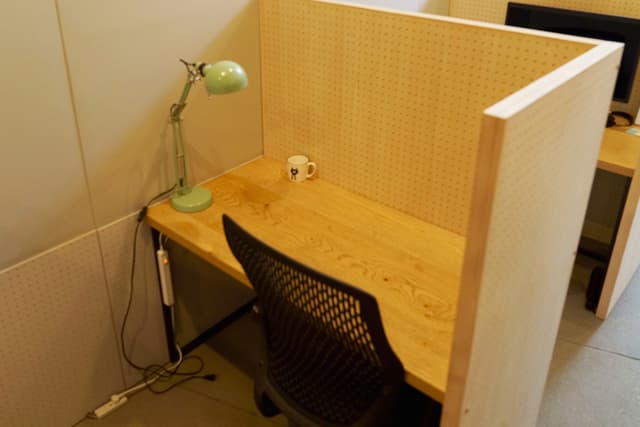 固定席_椅子などの家具は備え付けなので身一つで入居する事が可能です