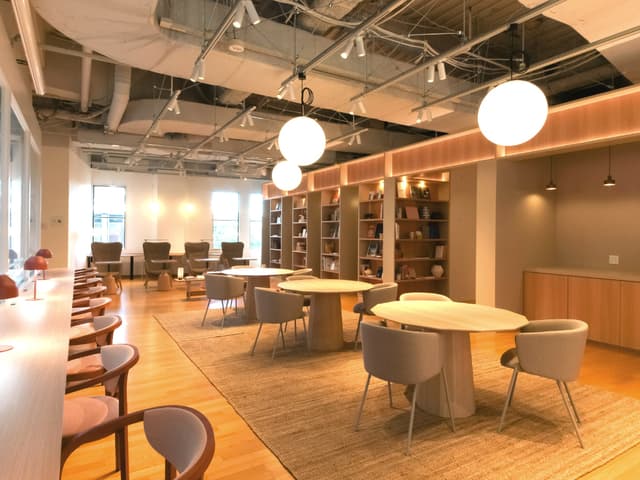 3階ラウンジ_高品質の家具を導入し、居心地の良い空間です。