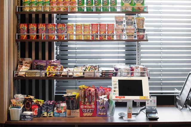 セルフコンビニ_休憩の際に食べたいスナック菓子などがご用意されています(有料)