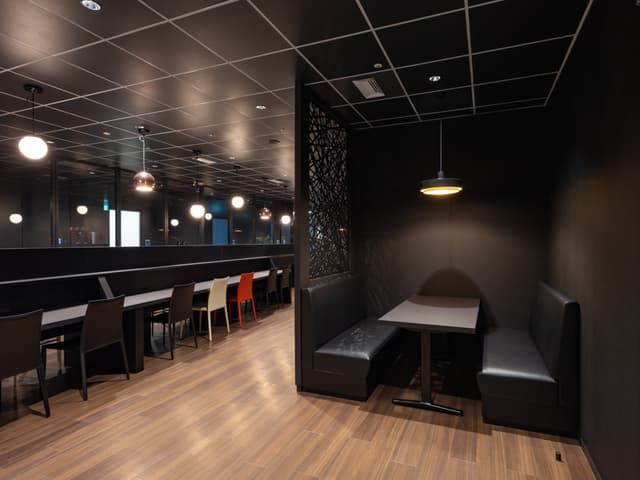 共用部_ラウンジ。24時間365日ご利用可能なラウンジスペースです。電話やビデオチャットのブースも用意しています。